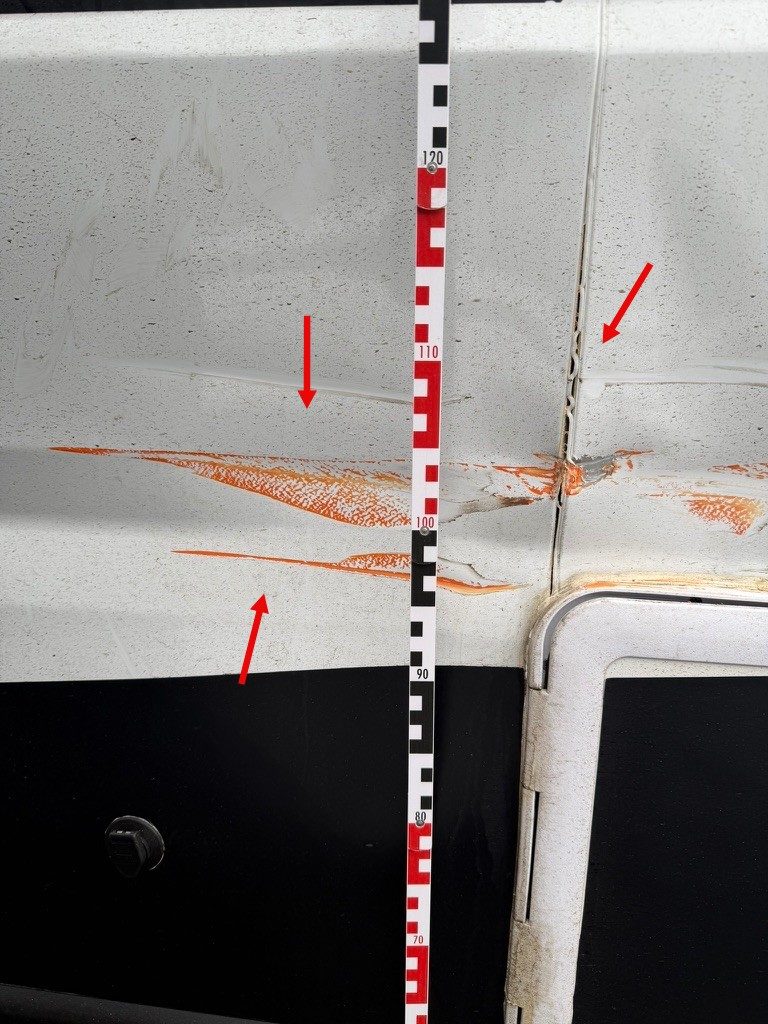 Fiat Ducato Seitenschaden Farbabrieb mit Maßstab dokumentiert