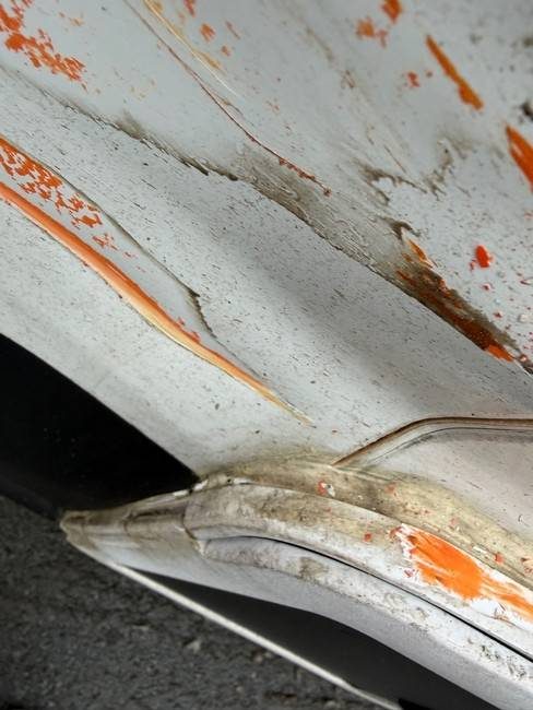 Unfallgutachten – Fiat Ducato Seitenschaden mit Farbabrieb dokumentiert