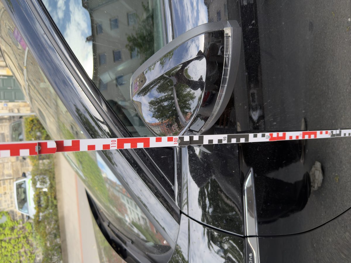 Audi Türschaden professionelle Dokumentation mit Maßband